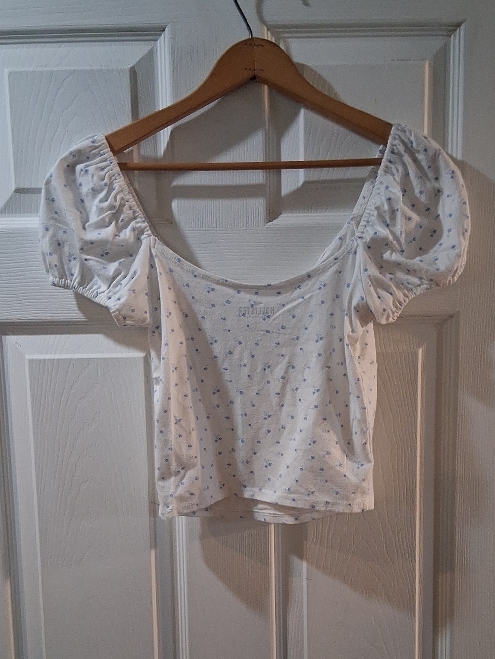 Hollister White Puff Sleeve Floral Scoop-Neck Cropped Top